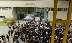 Le personnel d'iTELE en grève à l'extérieur du siège de la chaîne à Boulogne-Billancourt, le 28 octobre 2016