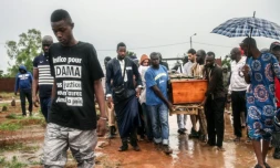 Des proches d'Adama Traoré portent son cercueil le 7 août 2016 à Kolaban Koro, au sud de Bamako, le 7 août 2016