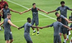 Le milieu de terrain offensif d'Arsenal Mesut Özil (c) lors d'un entraînement, le 25 juillet 2018 à Singapour