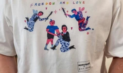 Un T-shirt de la créatrice russe Alina Mouzytchenko s'inspirant de la répression policiÚre. Photo du 17 septembre 2019, Moscou