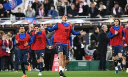Les Parisiens Dani Alves, Angel di Maria, Thiago Silva et Adrien Rabiot à l'échauffement avant d'affronter Monaco en finale de la Coupe de la Ligue à Bordeaux, le 31 mars 2018