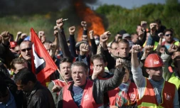 Grèvistes évacués le 27 mai 2016 par les forces de l'ordre du dépôt pétrolier de Donges