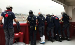 Des membres de l'équipage de l'Ocean Viking regardent le bateau arriver dans le port de Marseille, le 27 août 2019