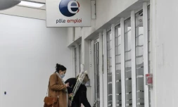 Deux femmes dĂ©posent des fleurs, le 29 janvier 2021, devant l'agence PĂŽle Emploi de Valence, oĂč une conseillĂšre a Ă©tĂ© tuĂ©e la veille.