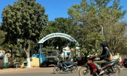 Des militaires burkinabè montent la garde le 24 janvier 2022 devant le siège de la télévision nationale, à Ougadougou, capitale du Burkina Faso, où des mutins ont arrêté le chef de l'Etat