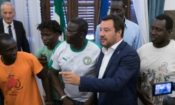 Le ministre italien de l'Intérieur Matteo Salvini au milieu de travailleurs agricoles étrangers, dans le sud de l'Italie, le 7 août 2018