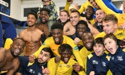 Les amateurs du club de foot d'Epinal après leur qualificatgion pour les quarts de finale de la Coupe de France aux dépens de Lille le 20 janvier 2020 au Stade de la Colombière à Epinal
