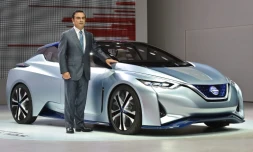 Le PDG de Nissan, Carlos Ghosn présente le nouveau concept de véhicule dit "Nissan Intelligent Driving" (IDS), le 28 octobre 2015 au salon de l'automobile de Tokyo, au Japon