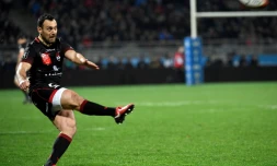 L'ouvreur de Lionel Beauxis botte une pénalité avec le LOU contre Agen en Top 14 au stade Matmut, le 27 janvier 2018