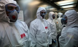 Des membres des unités d'urgence de l'armée avant une opération de désinfection au centre de soins Sant Antoni à Barcelone, le 27 mars 2020