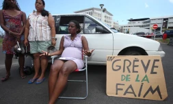 Jeudi 9 décembre 2010
Arlette Benestrof, ex-agent contractuelle à l'Université, en grève de la faim devant les bâtiments administratifs du site de Moufia