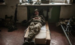 Un soldat ukrainien se repose sur un lit de fortune dans un bâtiment abandonné après avoir combattu sur la ligne de front pendant deux mois près de Kramatorsk, dans l'est de l'Ukraine, le 30 avril 2022