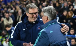 L'entraîneur du PSG, Laurent Blanc (g), et celui de Chelsea, Guus Hiddink, conversent avant le coup d'envoi du match de la Ligue des champions à Stamford Bridge, le 9 mars 2016