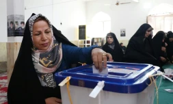 Une électrice vote pour la présidentielle iranienne dans un bureau de vote à Téhéran le 28 juin 2024