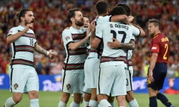 Les Portugais se congratulent après l'égalisation de Ricardo Horta face à l'Espagne en Ligue des nations, le 2 juin 2022 à Séville
