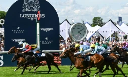 La pouliche Channel montée par Pierre-Charles Boudot (en haut à G) remporte le 16 juin 2019 le Prix de Diane, à Chantilly