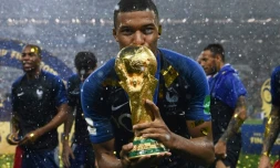 Kylian Mbappé qui savoure son triomphe avec le trophée de champion du monde à Moscou, le 15juillet 2018, a été fêté par son village natal de Bondy 