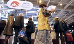 Des visiteurs dans les allées du Salon mondial du Tourisme à Paris, le 21 mars 2013