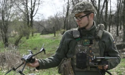 Le soldat ukrainien Oleksandre, pilote de drone et commandant d'une unité de soutien aérien pour la cinquième brigade des forces armées ukrainiennes, le 7 avril 2023 dans un camp d'entraînement, près de Bakhmout