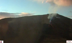 Vendredi 10 décembre 2010 - L'éruption vue depuis le piton Partage (Photo observatoire volcanologique de la Plaine des Cafres)