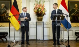 Le ministre néerlandais des Affaires étrangÚres Tom Berendsen (d) et son homologue allemand Johann Wadephul (g), lors d'une presse à La Haye, le 28 septembre 2026 aux Pays-Bas