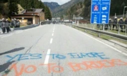Des policiers déployés au col du Brenner, à la frontière entre l'Autriche et l'Italie, au cours de manifestations contre les frontières, le 24 avril 2016 en Autriche