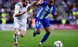 Diego Rolan, en maillot bleu rayé, dans un match avec Malaga, à qui Bordeaux l'a prêté la saison dernière, contre le Real Madrid, le 15 avril 2018 à Malaga