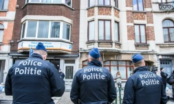 Trois officiers de police belges montent la garde dans la commune de Schaerbeek, dans la région de Bruxelles, le 25 mars 2016