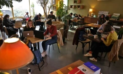 Des Libanais travaillent sur leur ordinateur dans un café de Beyrouth, le 14 janvier 2022