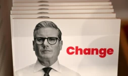 Un portrait du Premier ministre britannique Keir Starmer sur du matériel promotionnel au premier jour de la conférence annuelle du Parti travailliste à Liverpool, dans le nord-ouest de l'Angleterre, le 28 septembre 2025