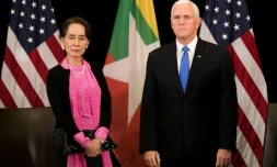 Le vice-président américain Mike Pence et la dirigeante birmane Aung San Suu Kyi lors d'un sommet à Singapour, le 14 novembre 2018
