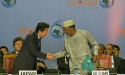 Le Premier ministre japonais, Shinzo Abe (à g.), et le président tchadien, Idriss Déby (à d.), pendant l'ouverture de la Conférence internationale de Tokyo pour le développement de l'Afrique, à Nairobi le 27 août 2016
