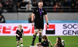 Le capitaine des All Blacks Kieran Read souriant entouré de ses enfants aprÚs le match victorieux contre les Gallois pour la 3e place du Mondial, le 1er novembre 2019 à Tokyo
