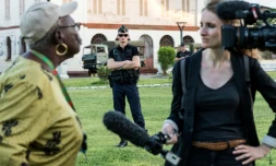 Une femme interviewée à l'aéroport Félix-Eboué, à Cayenne le 29 mars 2017
