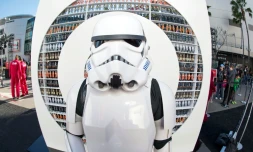 Un Stormtrooper au Star Wars Galactic Experience à Los Angeles, le 12 décembre 2015