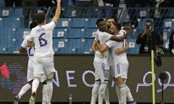 Le milieu de terrain uruguayen du Real Madrid, Federico Valverde (d), félicité par le Brésilien Vinicius Junior et le Français Karim Benzema, après avoir marqué le 3e but, lors des prolongations en demi-finale de la Supercoupe d'Espagne, le 12 janvier 2022 à Riyadh