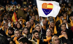 Des Catalans attendent le début d'un dernier meeting de campagne du parti Ciudadanos, à Barcelone, le 19 décembre 2017