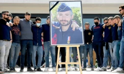 Hommage Ă Eric Masson devant le commissariat d'Avignon par ses collĂšgues, le 9 mai 2021