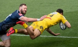 L'arriĂšre sud-africain Dillyn Leyds inscrit un essai pour La Rochelle contre Sale en Coupe d'Europe au stade Marcel Deflandre, le 10 avril 2021