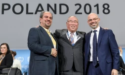 Le chef de la délégation iranienne Majid Shafiepour Motlagh (g), le négociateur en chef de la Chine sur le climat, Xie Zhenhua et le président de la COP24, Michal Kurtyka à la fin de la COP24 à Katowice, dans le sud de la Pologne, le 15 décembre 2018
