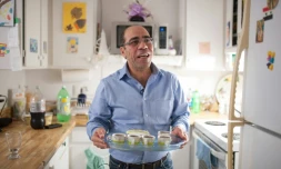 Fahed Fattouh sert le thé dans son appartement à Laval, au Canada, le 30 novembre 2016