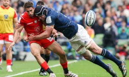 L'ailier argentin de Toulouse Juan Cruz Mallia (g) plaqué par le 2e ligne du Leinster James Ryan, le 29 avril 2023 à Dublin  