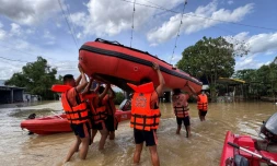 Des secouristes transportent des bateaux pneumatiques pour évacuer des habitants prÚs de Tuguegarao, au nord de Manille, alors que les eaux de crue continuent d'inonder les maisons en raison des fortes pluies provoquées par le super typhon Fung-wong, le 11 novembre 2025 aux Philippines