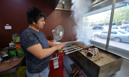 Ali, réfugié afghan et Hazara, dans le restaurant qu'il a ouvert dans le bush australien, à Griffith, le 28 septembre 2018