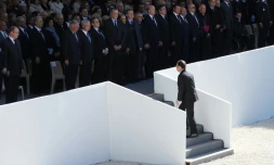Le président François Hollande rejoint la tribune officielle, lors de la cérémonie, le 15 octobre 2016, en hommage aux victimes de l'attentat de Nice