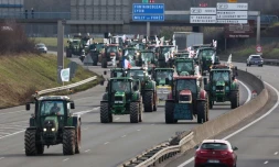 Des agriculteurs français conduisent des tracteurs pour participer à des barrages routiers sur l'autoroute A6 prÚs d'Ormoy, au sud de Paris, le 29 janvier 2024