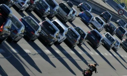Des automobilistes dans un bouchon sur l'autoroute A7 entre Vienne et Valence, le 13 août 2016