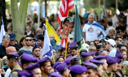 Une vaste foule assite à Kfar Saba le 11 novembre 2025 aux funérailles de Hadar Goldin, soldat israélien tué en 2014 à Gaza et dont la dépouille a été restituée dimanche à Israël par le Hamas, via la Croix-Rouge.