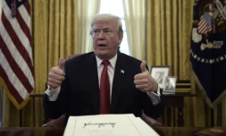 Le président américain Donald Trump promulgue la baisse d'impôts dans le bureau ovale de la Maison Blanche à Washington, le 22 décembre 2017