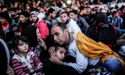 Des migrants en attente au terminal des Bus Esenler le 16 septembre 2015 à Istanbul